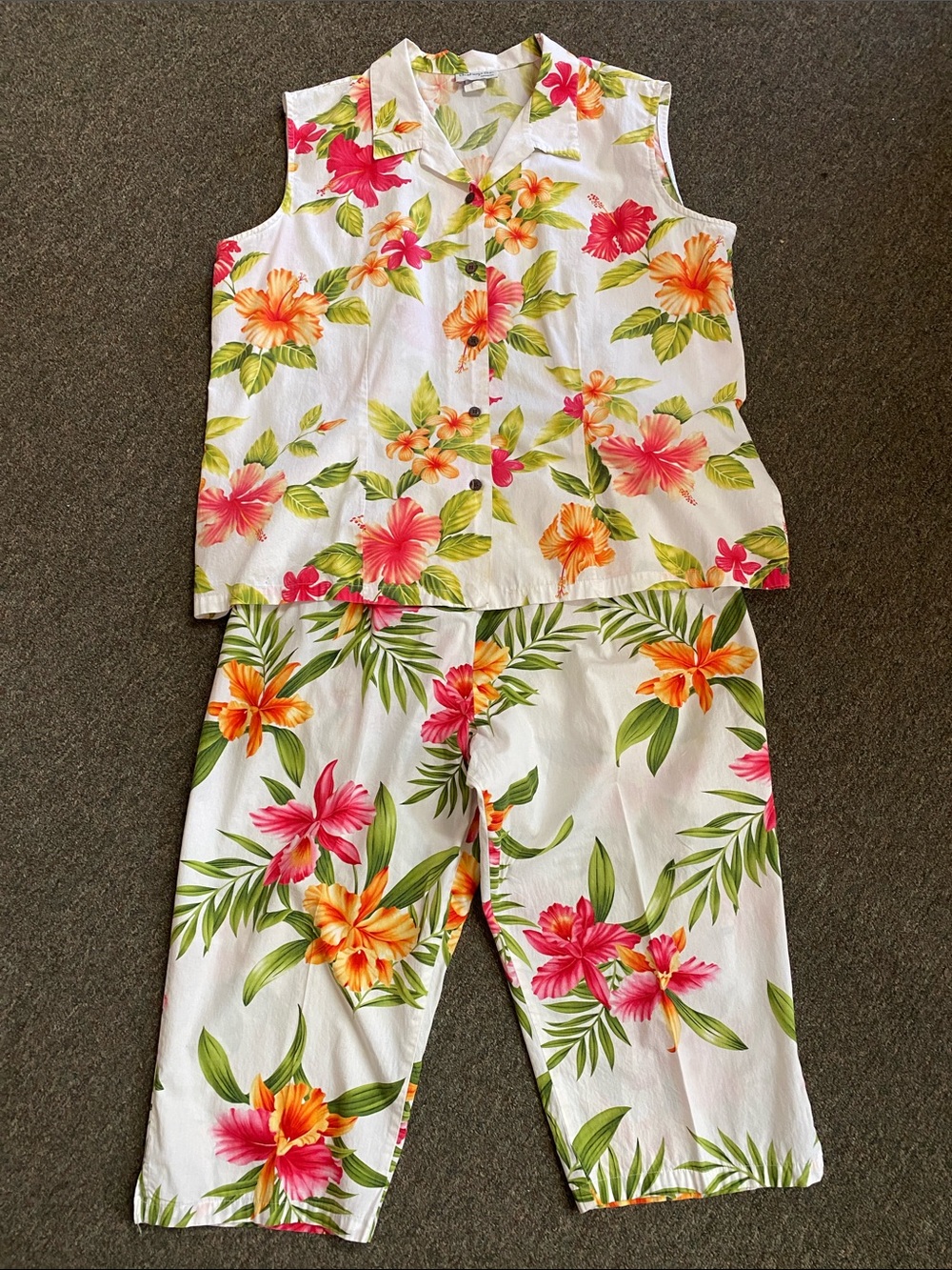 Vintage Bishop St. Matching Capri Set